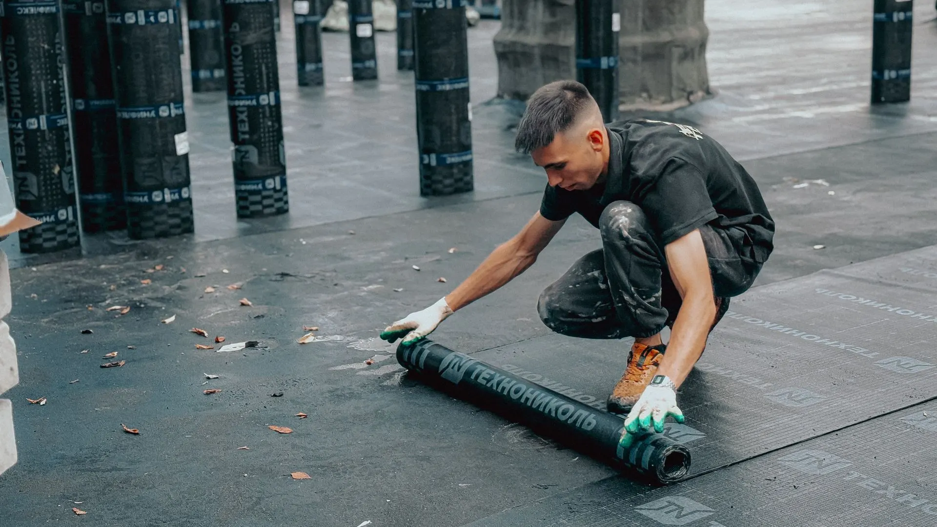Waterproofing membrane being laid on a flat roof